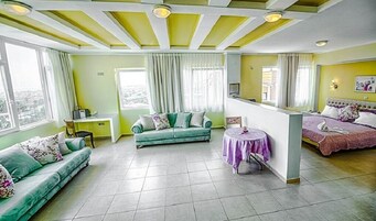 Ropa de cama de alta calidad, minibar y muebles diferentes 