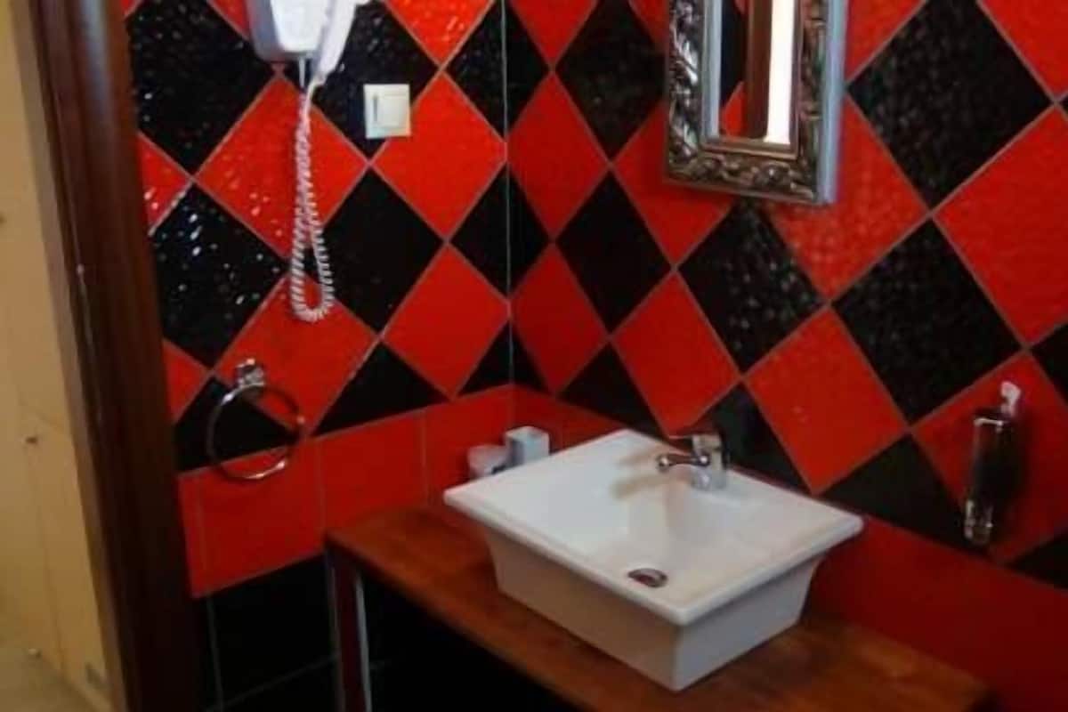 Standard Single Room, 1 Bedroom, Non Smoking | Bathroom | Combined shower/tub, free toiletries, bathrobes