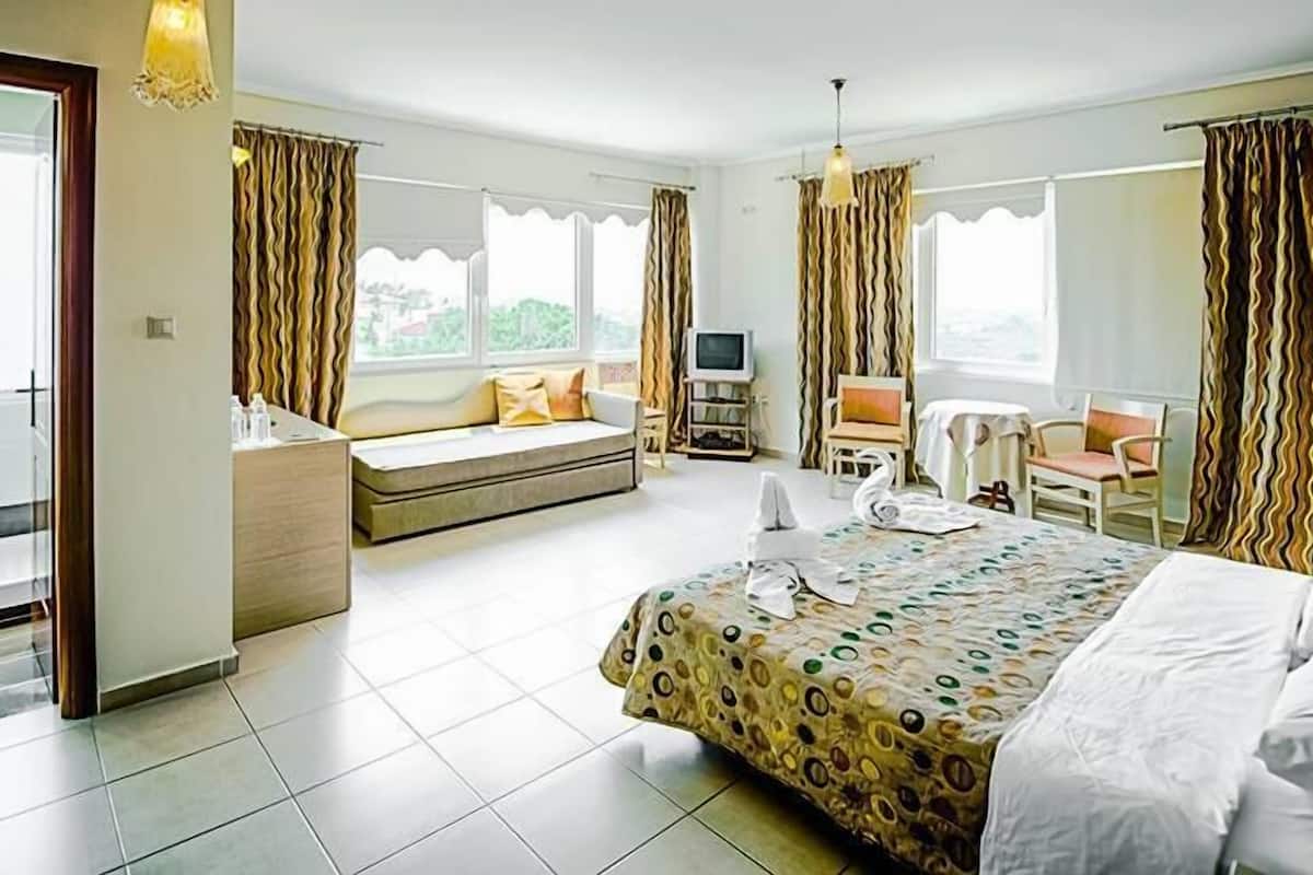 Premium bedding, minibar, soundproofing, WiFi (free)