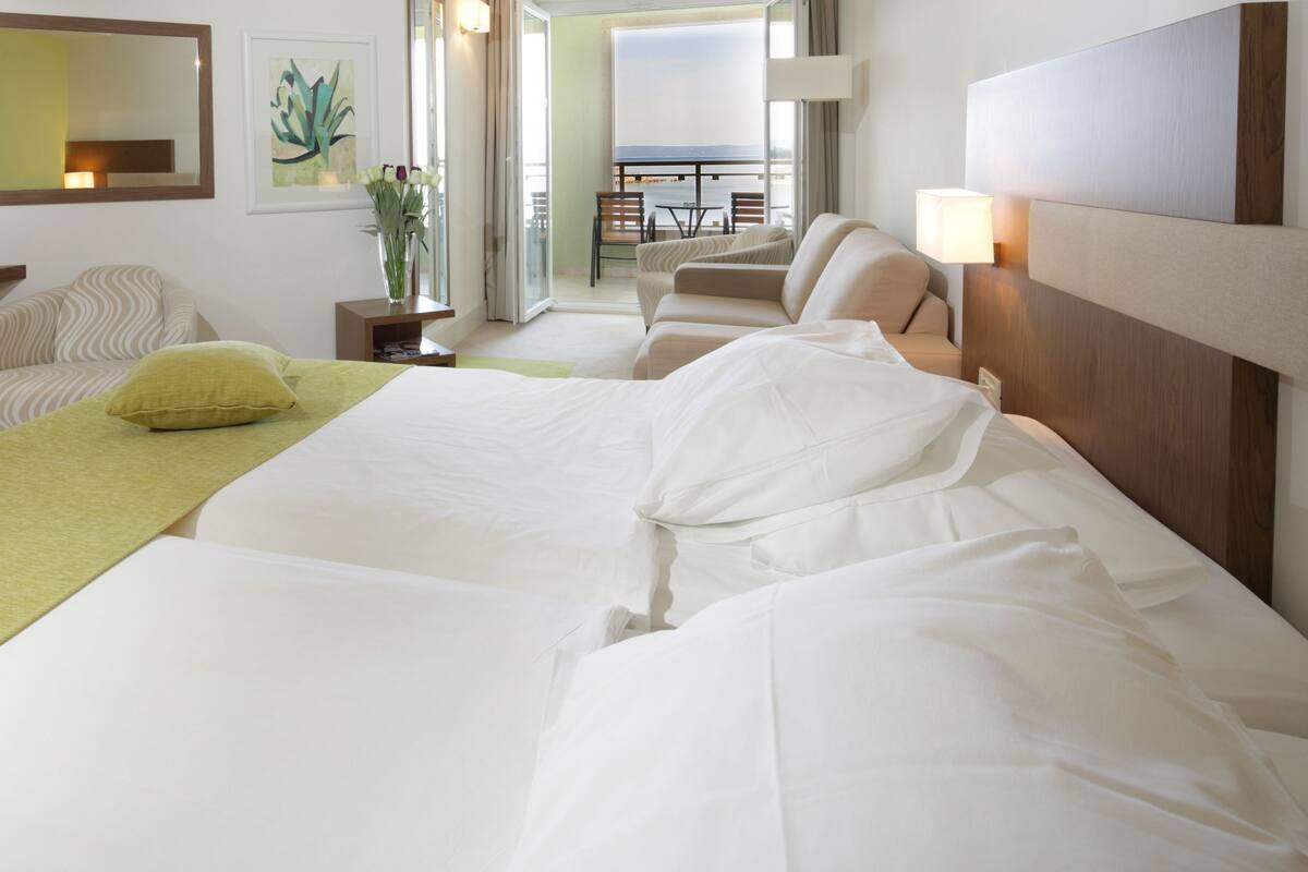 1 bedroom, down duvets, minibar, in-room safe