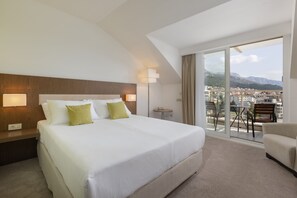 スタンダード ダブルルーム マウンテンビュー | 羽毛の掛け布団、ミニバー、セーフティボックス (室内)、デスク