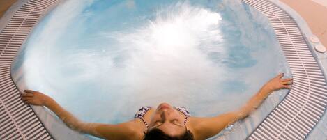 Una persona en un jacuzzi con vistas al cielo.