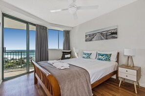 Apartamento panorâmico, 2 quartos (Levels 6-9) | Ferros/tábuas de passar roupa, Wi-Fi de cortesia, roupa de cama