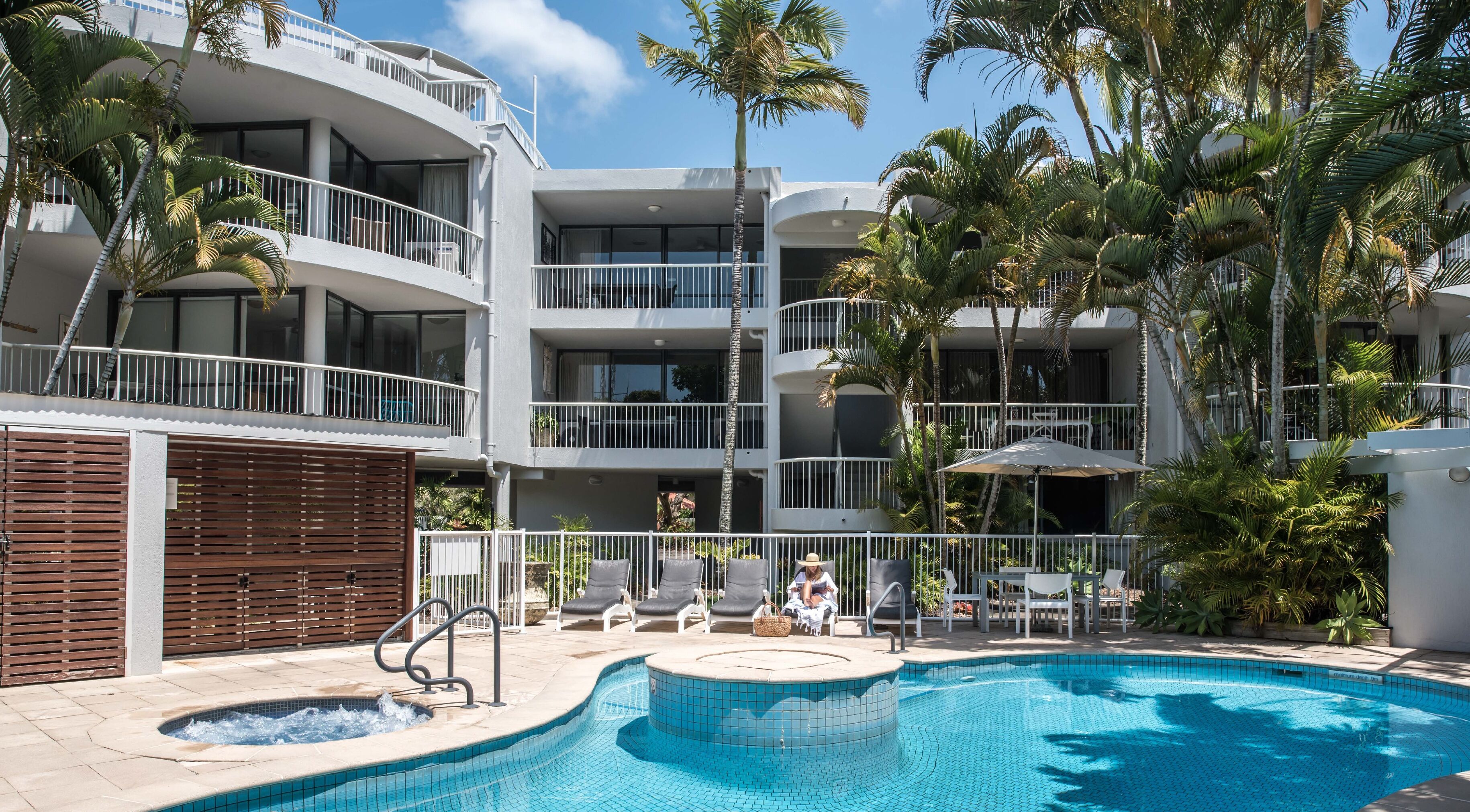 2 piscines extérieures, chaises longues