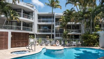 2 piscines extérieures, chaises longues