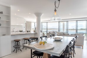 Appartement Deluxe, 2 chambres | Coin séjour | Télévision, lecteur de DVD