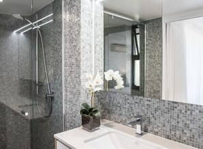 Appartement Luxe, 3 chambres | Salle de bain | Ensemble douche/baignoire, articles de toilette gratuits, sèche-cheveux