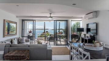 3 Bedroom Waterfront Deluxe Townhouse | Living area