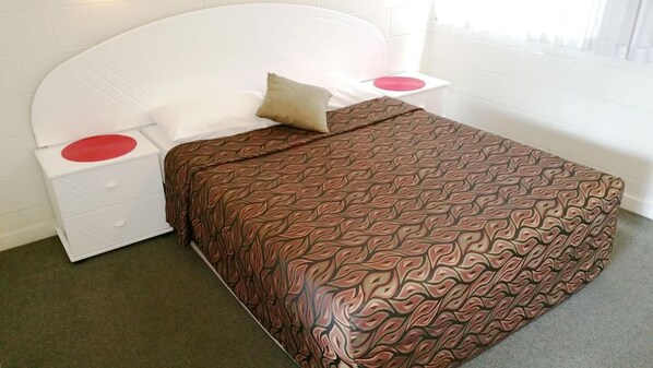 Escritorio, cortinas blackout y tabla de planchar con plancha 