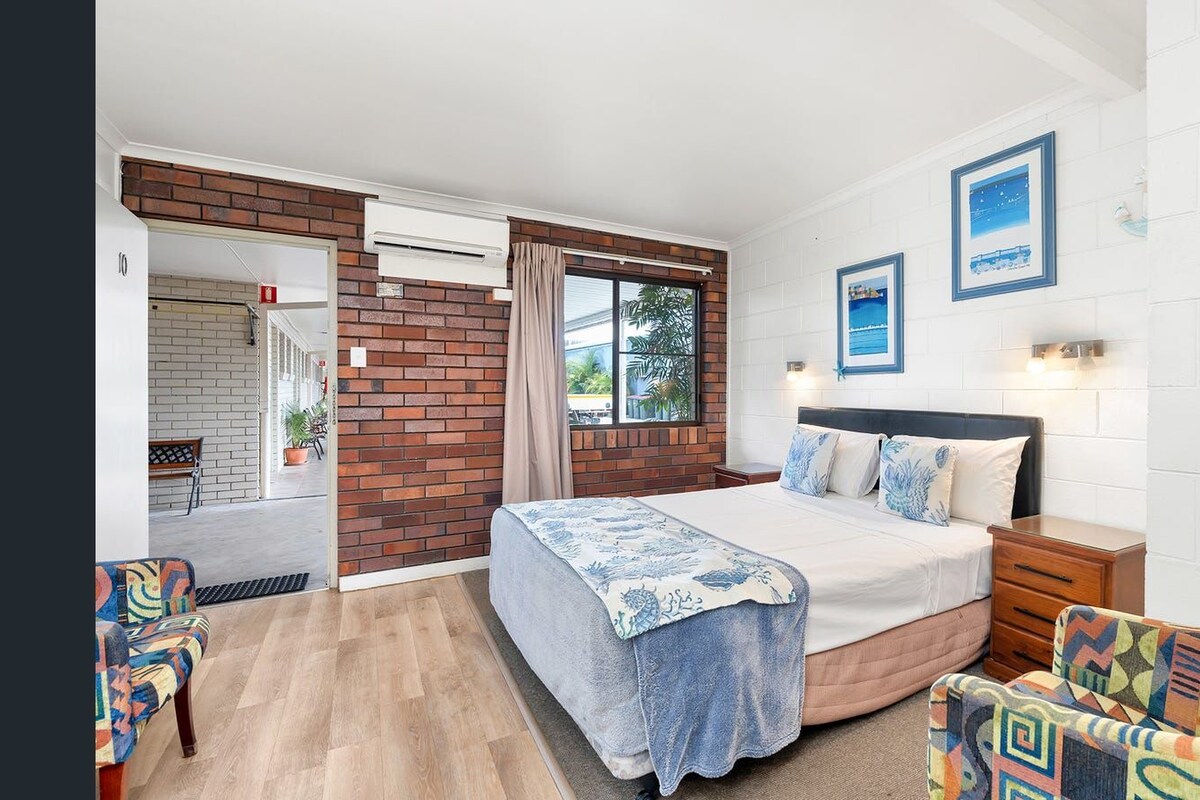 Standard Room | Desk, blackout drapes, iron/ironing board (on request), WiFi (free)