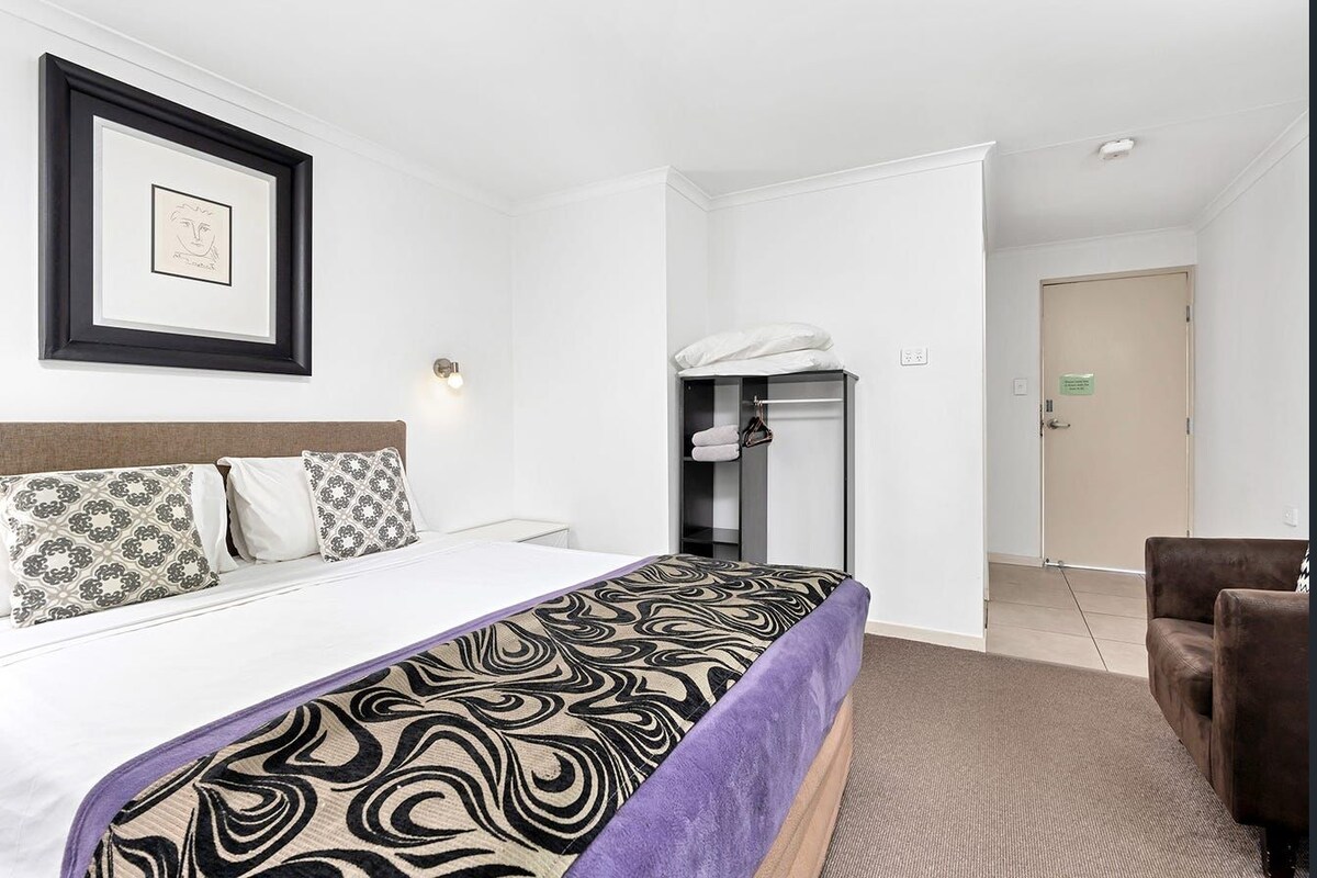Deluxe Suite | Desk, blackout drapes, iron/ironing board (on request), WiFi (free)