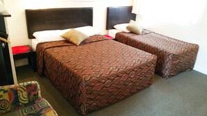 標準客房, 非吸煙房 (Value Twin/Triple Room) | 書桌、遮光窗簾/窗簾、熨斗/熨衫板、免費 Wi-Fi