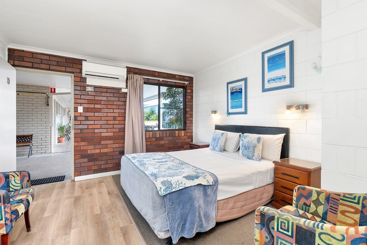 Standard Room | Desk, blackout drapes, iron/ironing board (on request), WiFi (free)