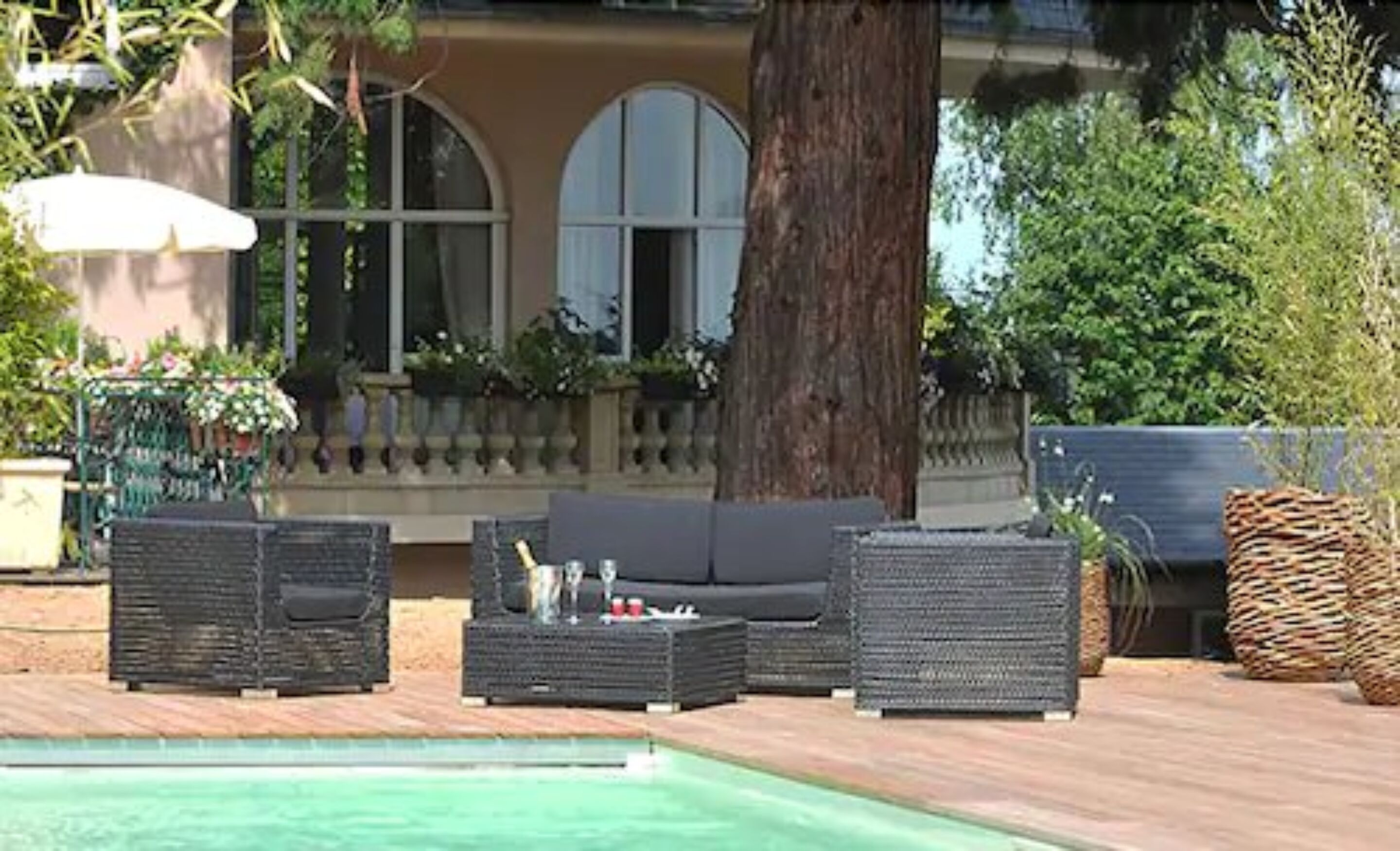 seasonal outdoor pool, pool loungers