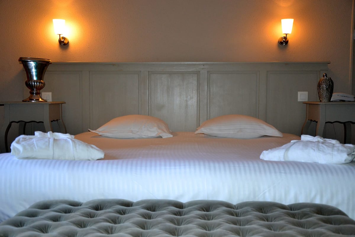 classic room | in-room safe, iron/ironing board, free wifi, bed sheets