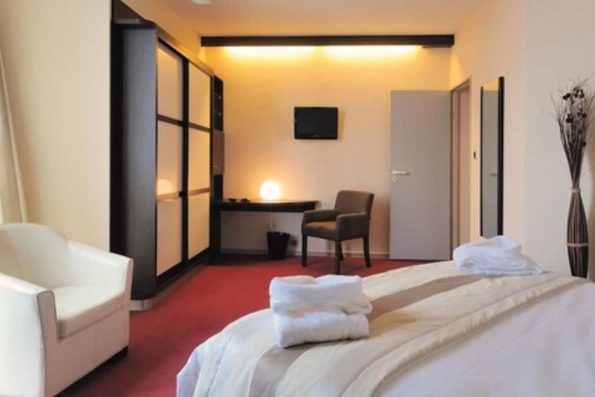 classic room | in-room safe, iron/ironing board, free wifi, bed sheets