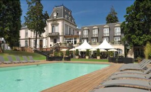 Piscine extérieure (ouverte en saison), chaises longues