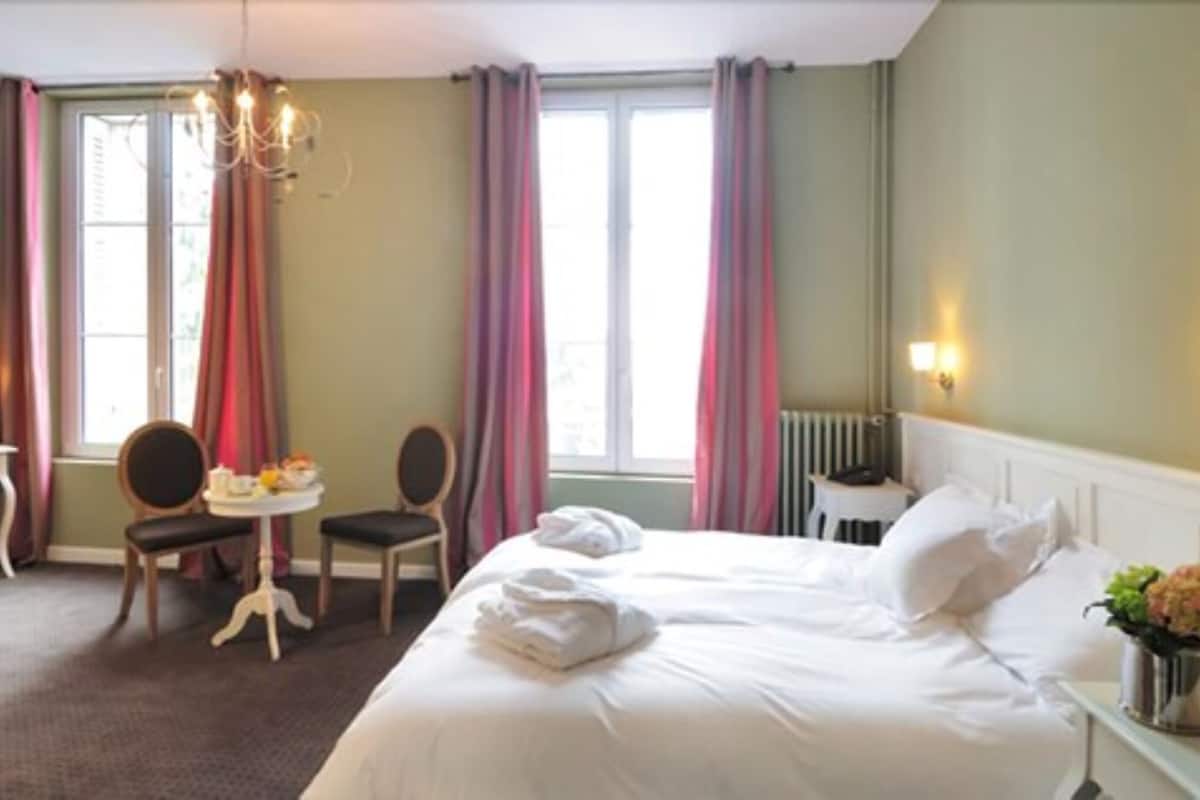 privilege room | in-room safe, iron/ironing board, free wifi, bed sheets