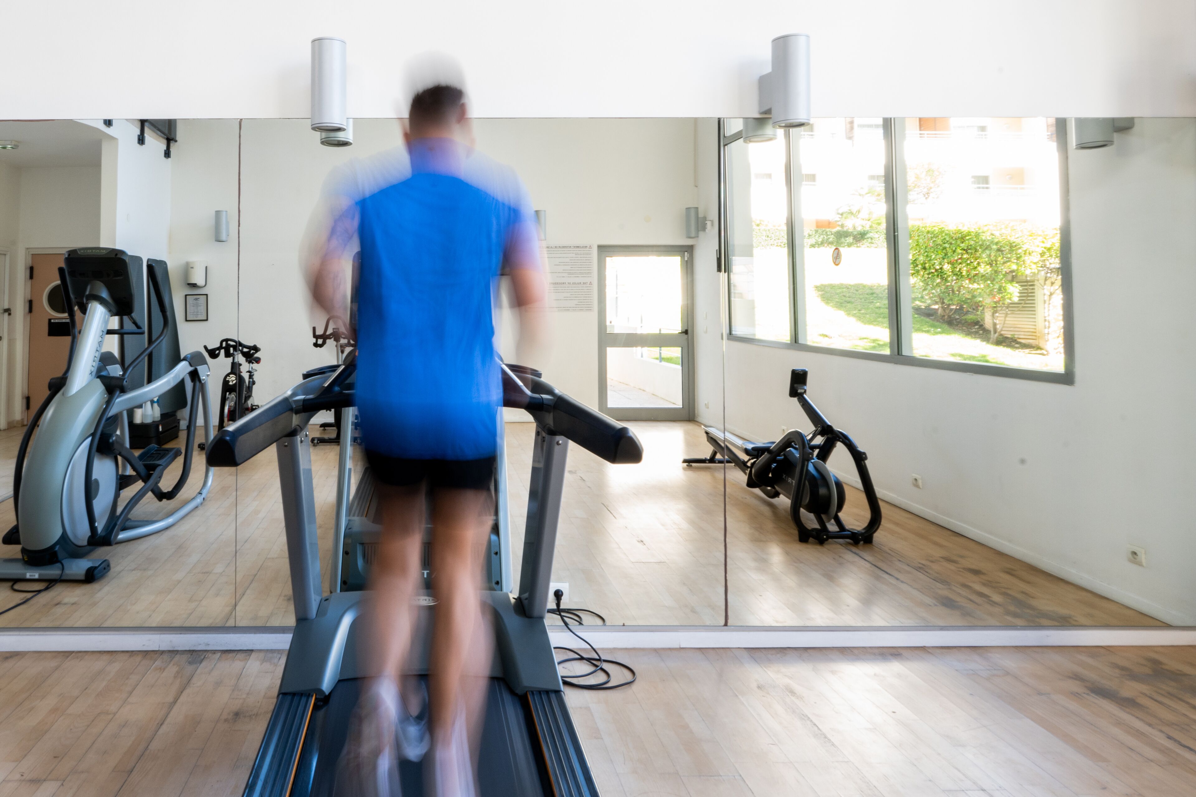 Ein Fitnessstudio mit Laufbändern, Ergometer und Trainingsgeräten.