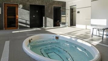 Indoor spa tub