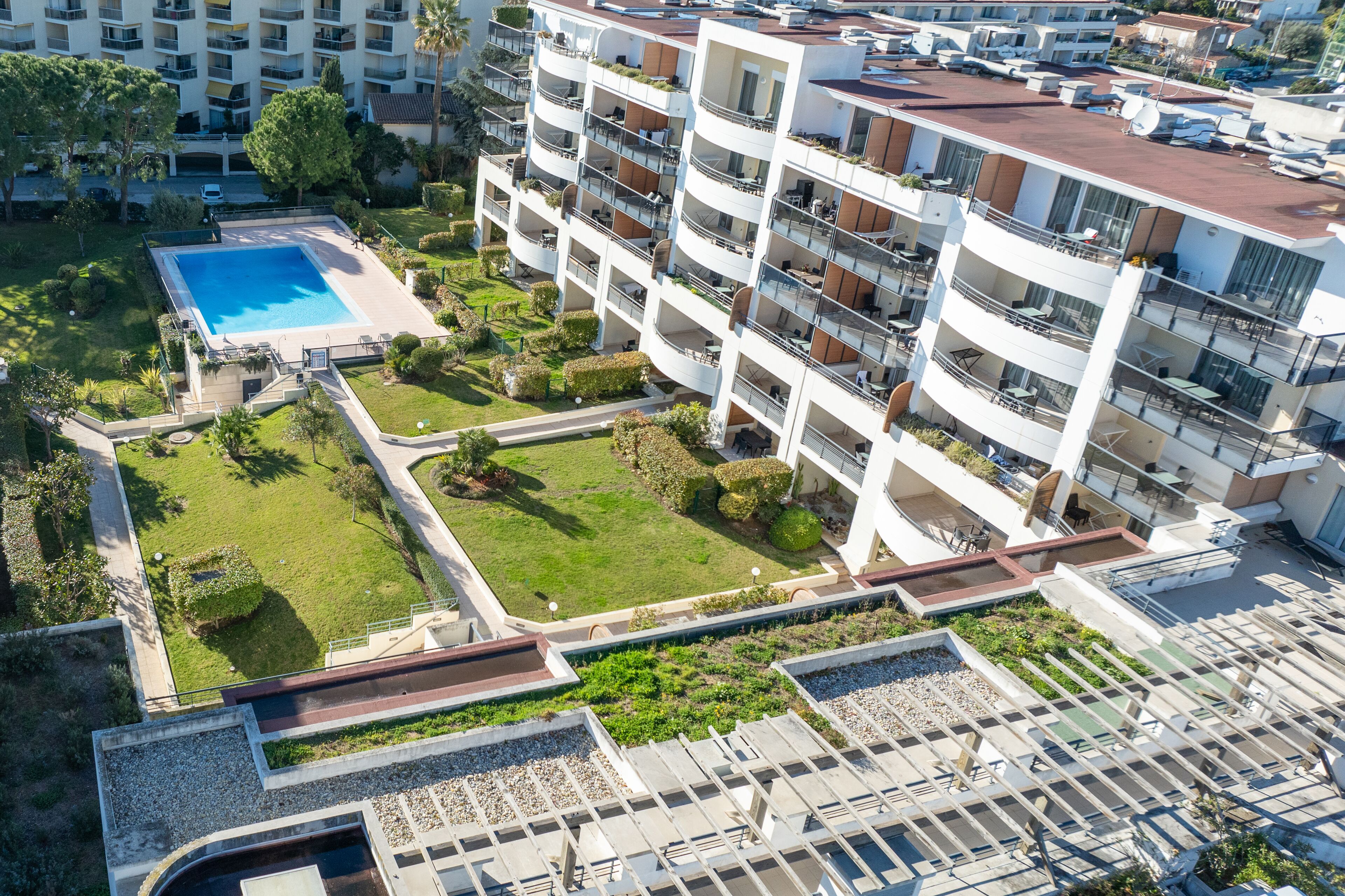 Piscine extérieure, chaises longues