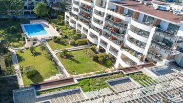 Piscine extérieure, chaises longues