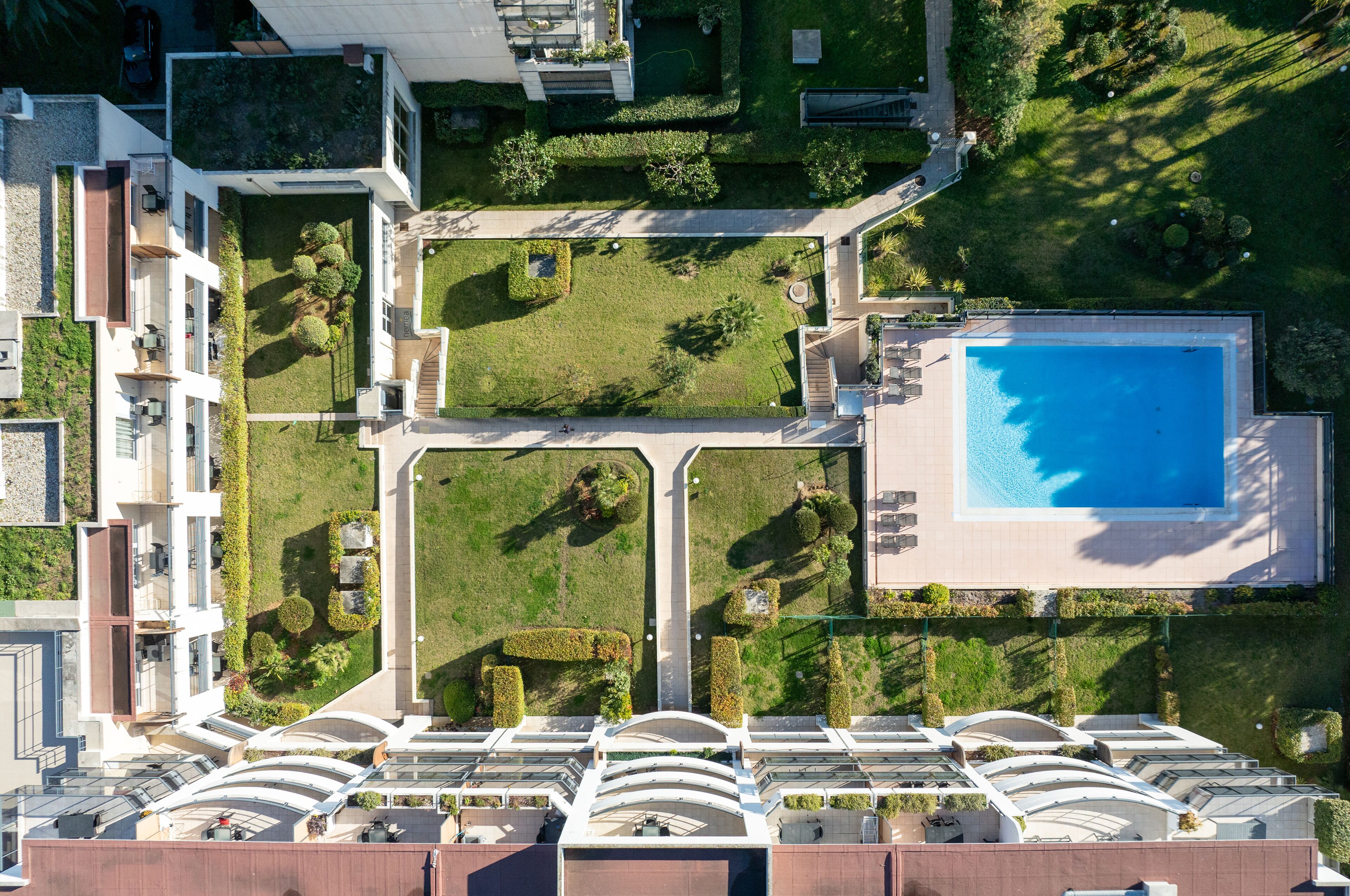 Piscine extérieure, chaises longues