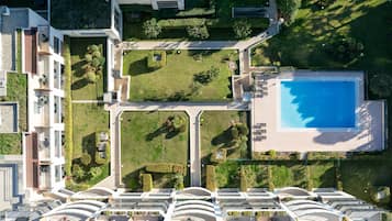 Piscine extérieure, chaises longues