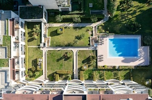 Outdoor pool, sun loungers - Nemea Appart Hotel Le Lido Cagnes sur Mer (Cagnes-sur-Mer)