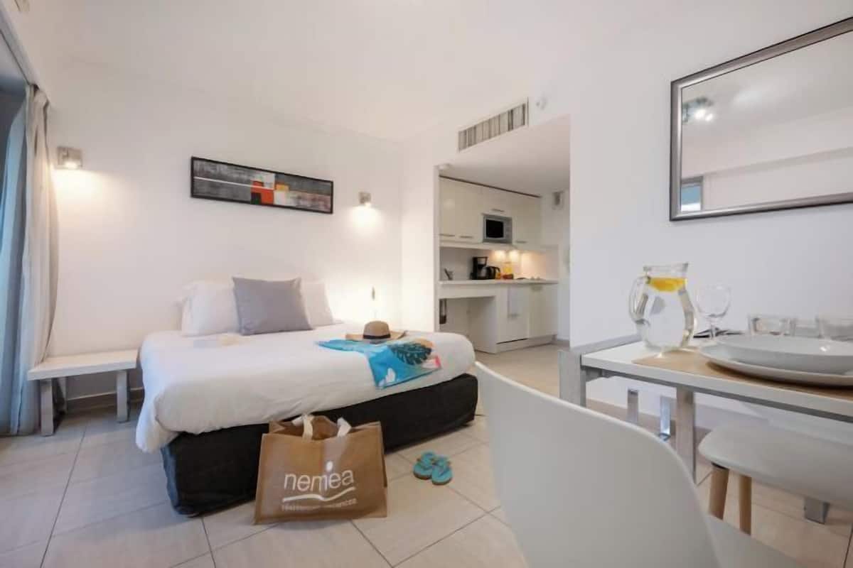 Verdunkelungsvorhänge, schallisolierte Zimmer, Bügeleisen/Bügelbrett