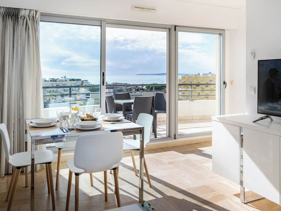 Con arredamento individuale, tende oscuranti, insonorizzazione