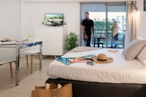 Estudio estándar, 1 cama Queen size | Muebles diferentes, cortinas blackout y insonorización