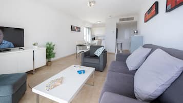 Appartement 2 chambres - vue mer | Coin séjour | Télévision LED de 43 pouces avec chaînes numériques, télévision