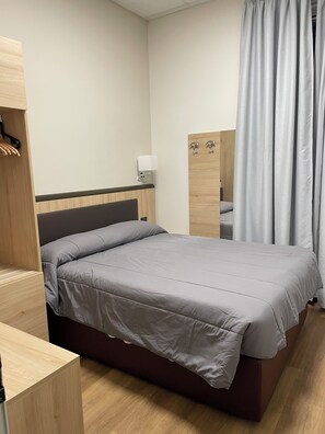 Habitación individual | Caja de seguridad en la habitación, escritorio y wifi gratis 
