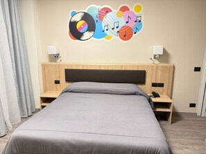 スタンダード ダブルルーム ダブルベッド 1 台 | セーフティボックス (室内)、デスク、WiFi (無料)