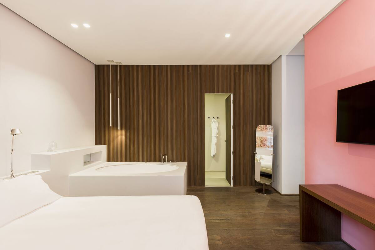 Suite | Seprai premium, selimut bulu angsa, minibar, dan brankas