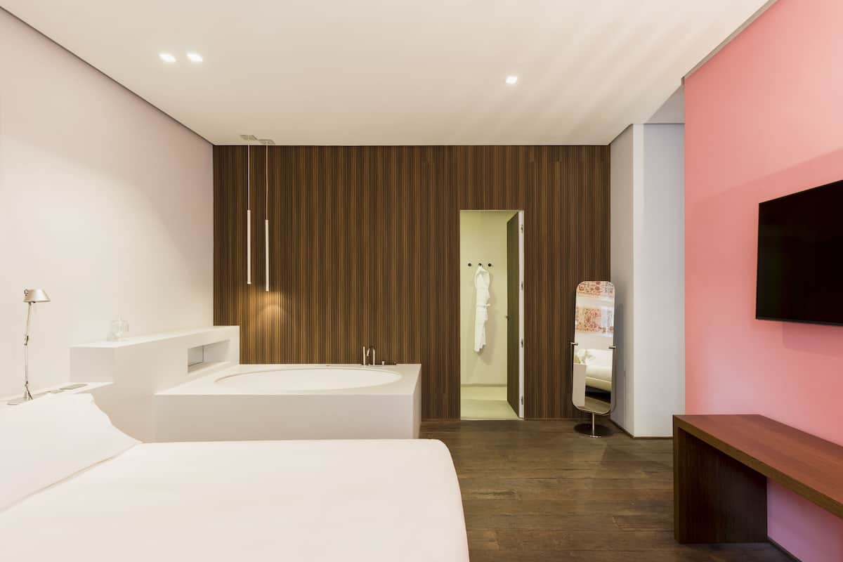 Suite | Premium bedding, down comforters, minibar, in-room safe