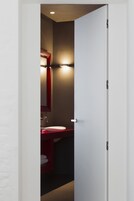 디럭스 더블룸, 시내 전망 | 욕실 | 고급 세면용품, 헤어드라이어, 목욕가운, 슬리퍼