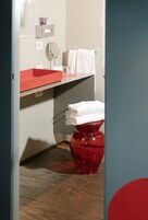 Doppia Design, 1 letto matrimoniale (Design) | Bagno | Set di cortesia firmato, asciugacapelli, accappatoio, pantofole