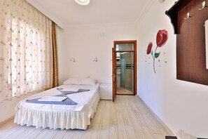 Egyptian cotton sheets, premium bedding, down comforters, in-room safe - Santosa Pension (Kas)