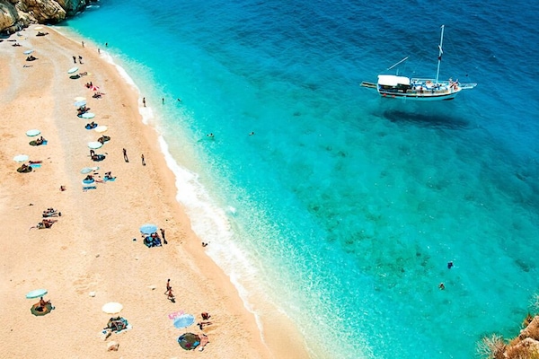 Ubicación cercana a la playa y servicio de transporte a la playa