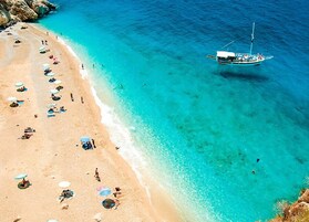 Ubicación cercana a la playa y servicio de transporte a la playa