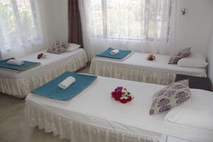 Habitación triple clásica | Bañera de hidromasaje privada