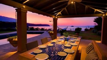 Exclusive Villa, 5 Bedrooms, Sea View, Oceanfront | Outdoor dining