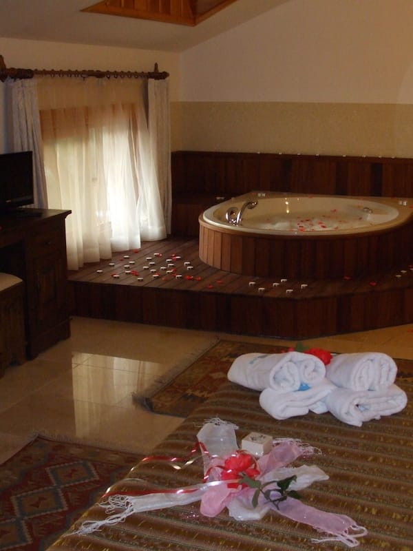 Jetted tub