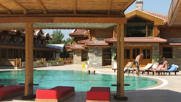 Piscina coperta, piscina stagionale all'aperto, lettini