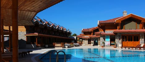 Piscine couverte, piscine extérieure (ouverte en saison)