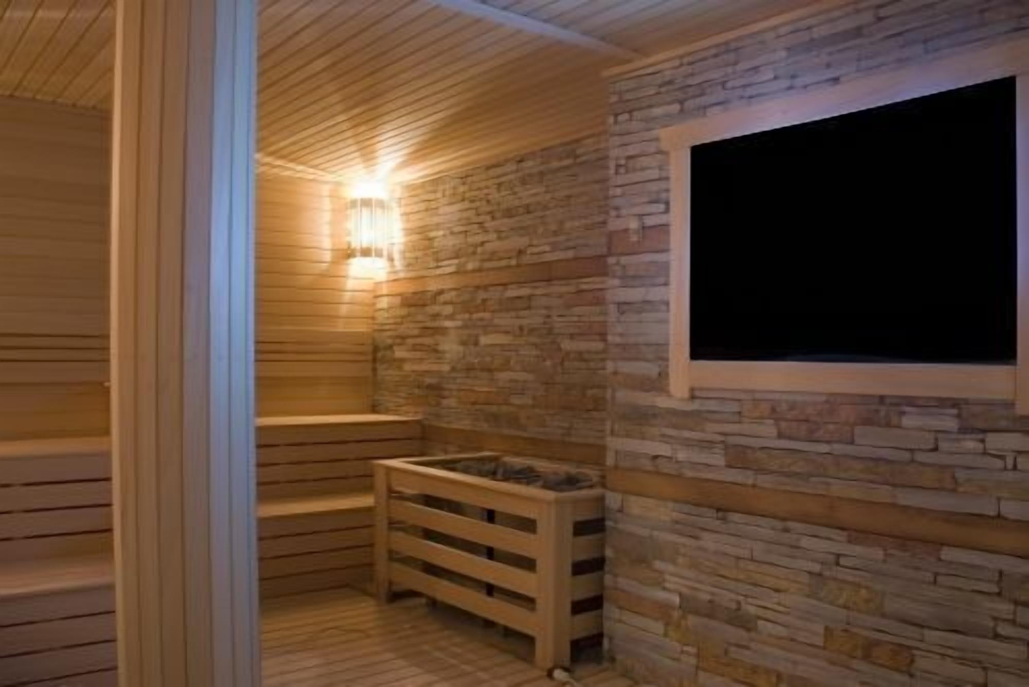 Couples treatment room(s), sauna, hot tub, steam room