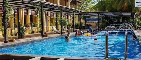 Kolam renang outdoor, dengan cabana gratis dan kursi berjemur