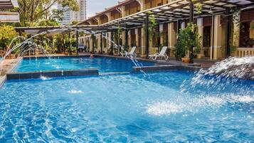 Alberca al aire libre, camas balinesas gratuitas y camastros